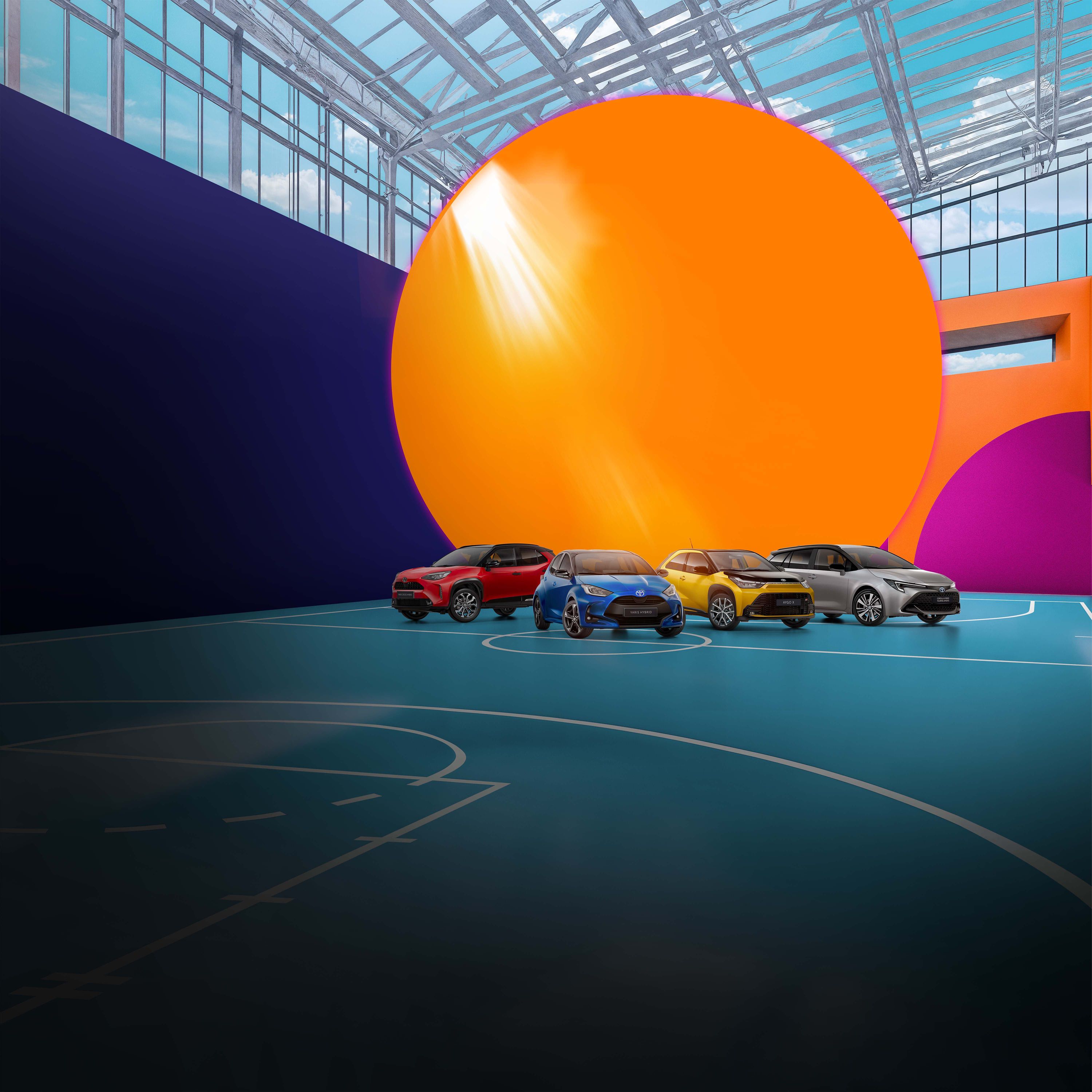 Drei Toyota-Fahrzeuge in Schwarz, Orange und Grau vor einem farbigen, grafischen Hintergrund, nebeneinander auf einer stilisierten Fläche präsentiert.