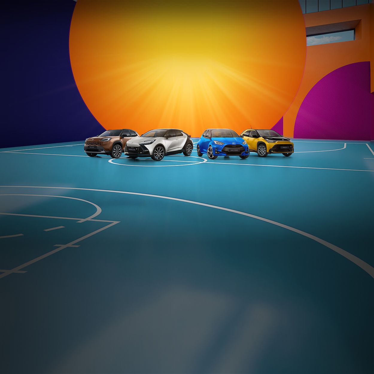 Vier Toyota-Fahrzeuge in Schwarz, Orange und Grau vor einem farbigen, grafischen Hintergrund, nebeneinander auf einer stilisierten Fläche präsentiert.
