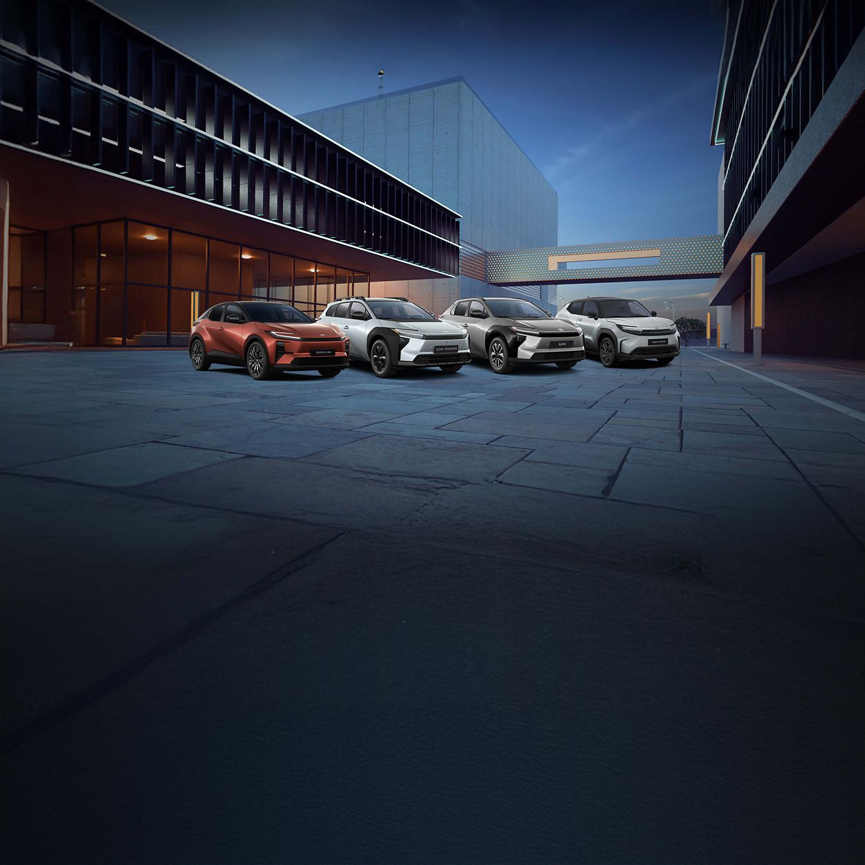 Drei Toyota-Fahrzeuge in Schwarz, Orange und Grau vor einem farbigen, grafischen Hintergrund, nebeneinander auf einer stilisierten Fläche präsentiert.