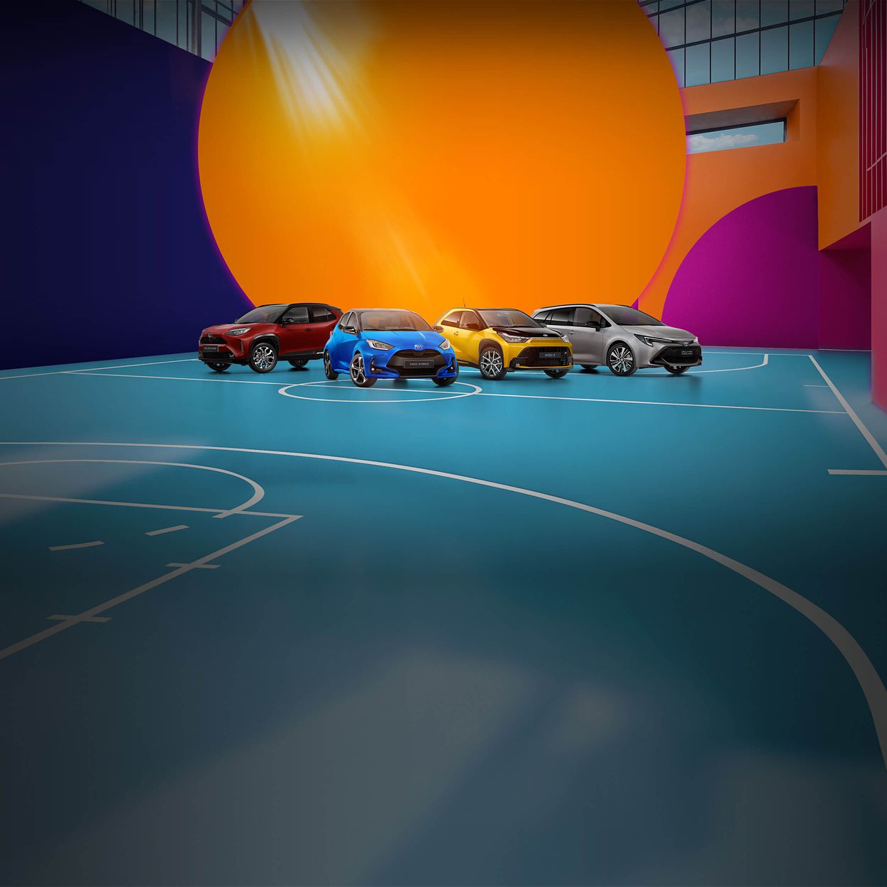 Drei Toyota-Fahrzeuge in Schwarz, Orange und Grau vor einem farbigen, grafischen Hintergrund, nebeneinander auf einer stilisierten Fläche präsentiert.