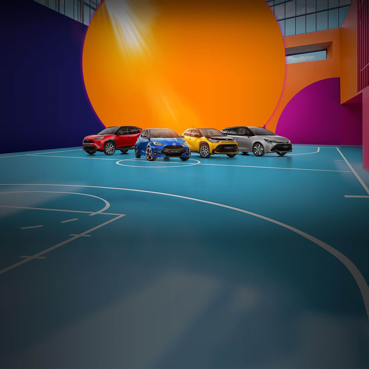 Drei Toyota-Fahrzeuge in Schwarz, Orange und Grau vor einem farbigen, grafischen Hintergrund, nebeneinander auf einer stilisierten Fläche präsentiert.