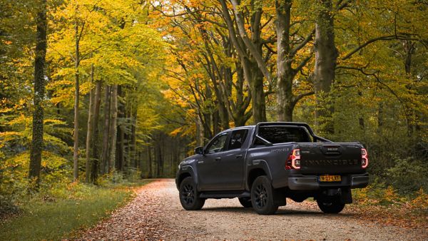 Toyota Hilux 2025 exterieur schuin achterkant herfst bos