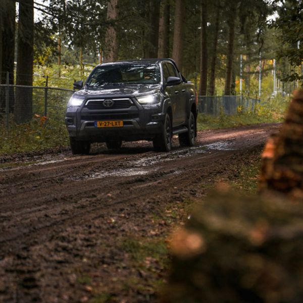 Toyota Hilux 2025 exterieur voorkant herfst bos modder