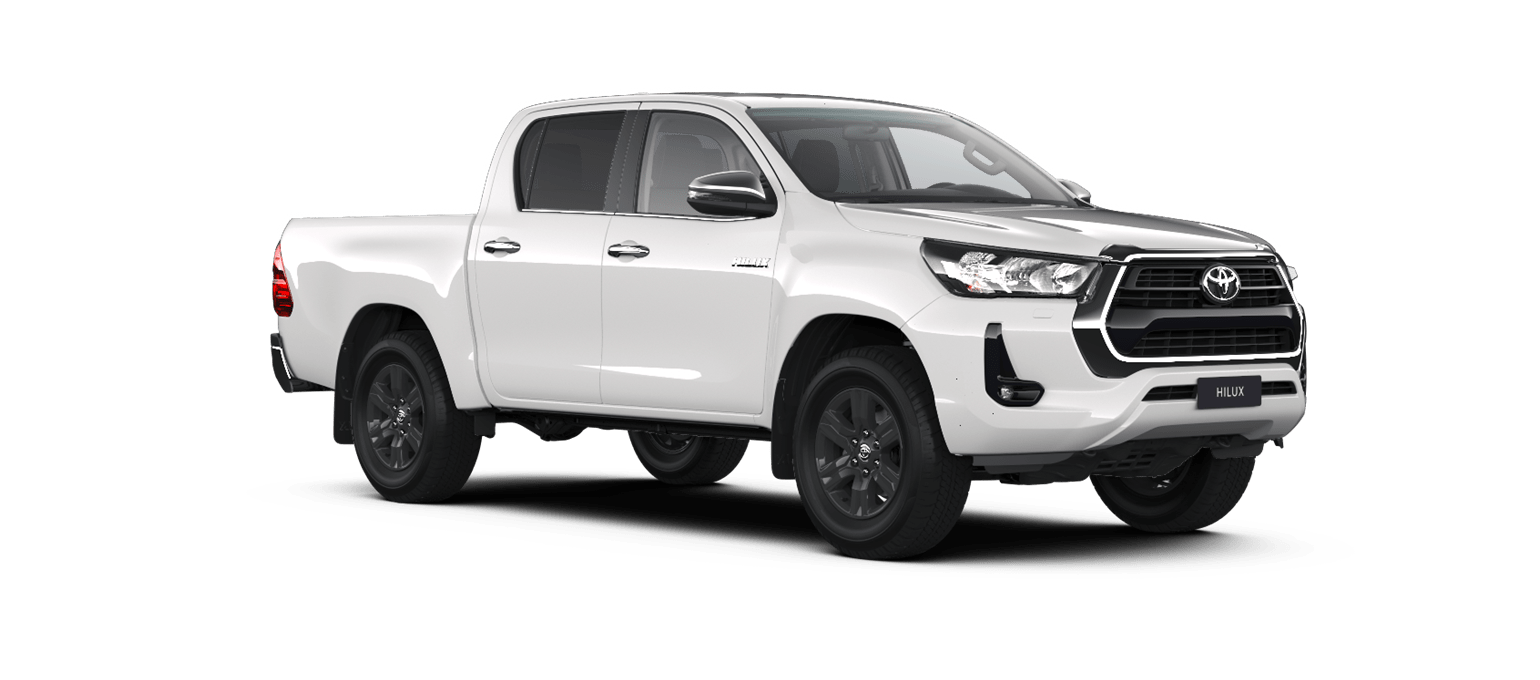 Weißer Toyota Hilux Pick-up Truck steht schräg zur Kamera vor neutralem Hintergrund