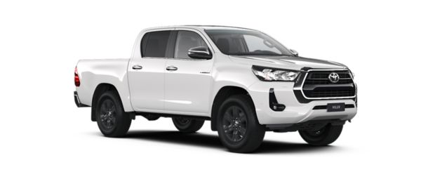 Weißer Toyota Hilux von schräg vorn vor einem neutralen weißen Hintergrund