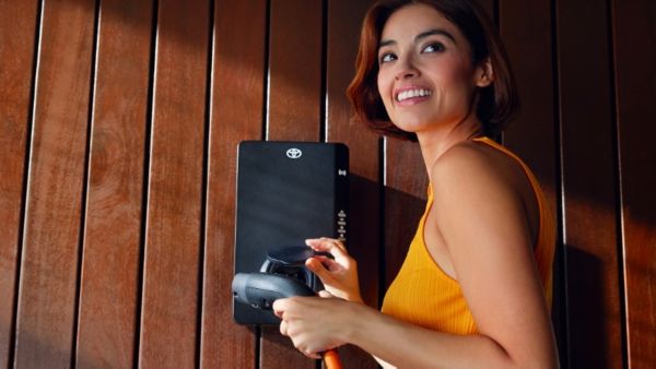 toyota-home-charge-garaz-kobieta