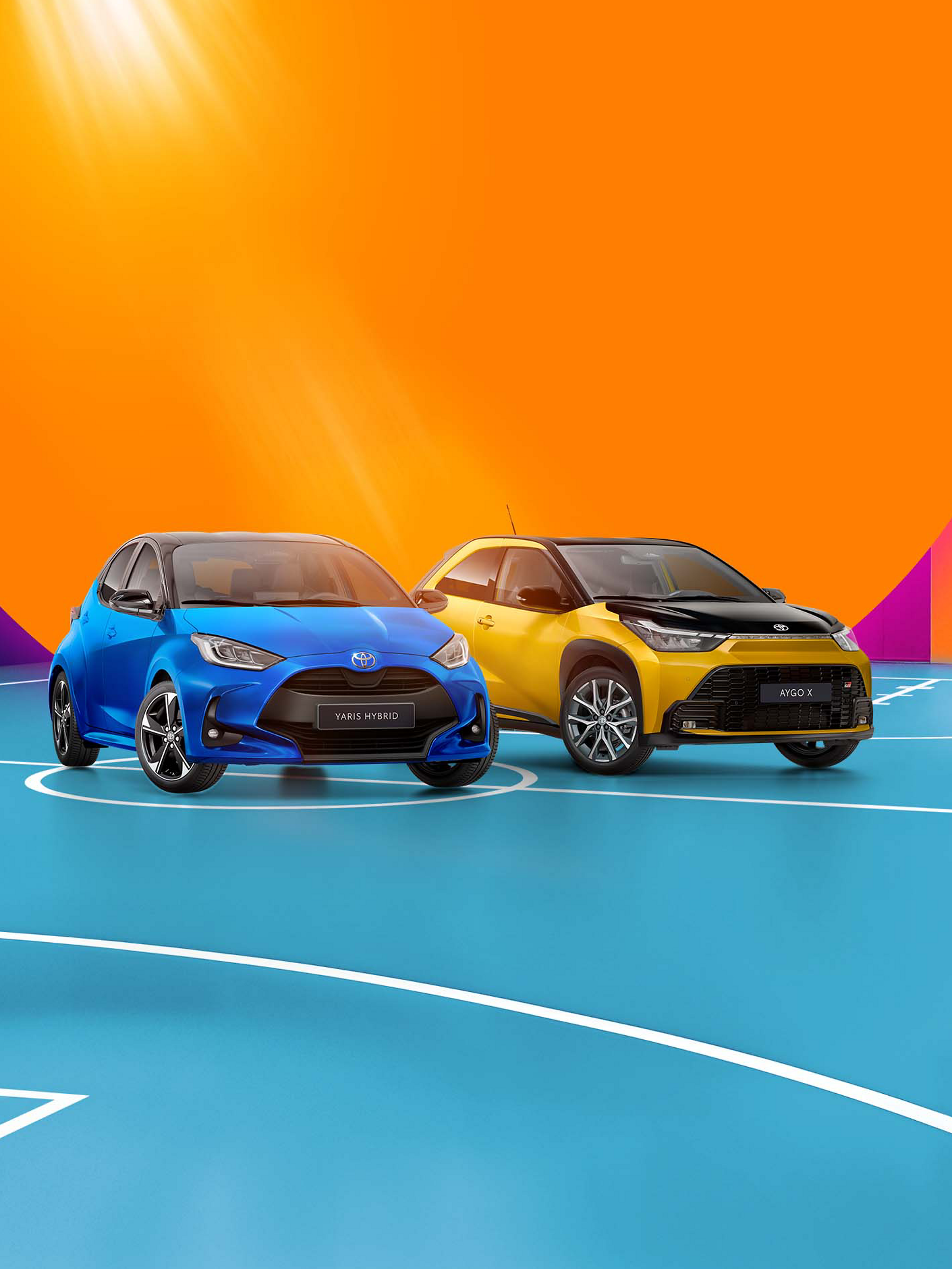 Blauer Toyota Yaris und gelber Toyota Aygo X stehen auf einem türkisfarbenen Basketballfeld vor farbenfroher Architektur mit großem orangefarbenem Kreis.