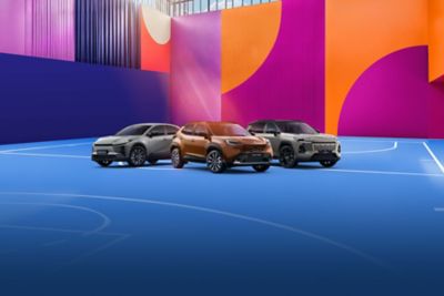 Toyota C-HR, Yaris Cross und RAV4 als SUV-Modelle in einer farbenfrohen Architekturkulisse