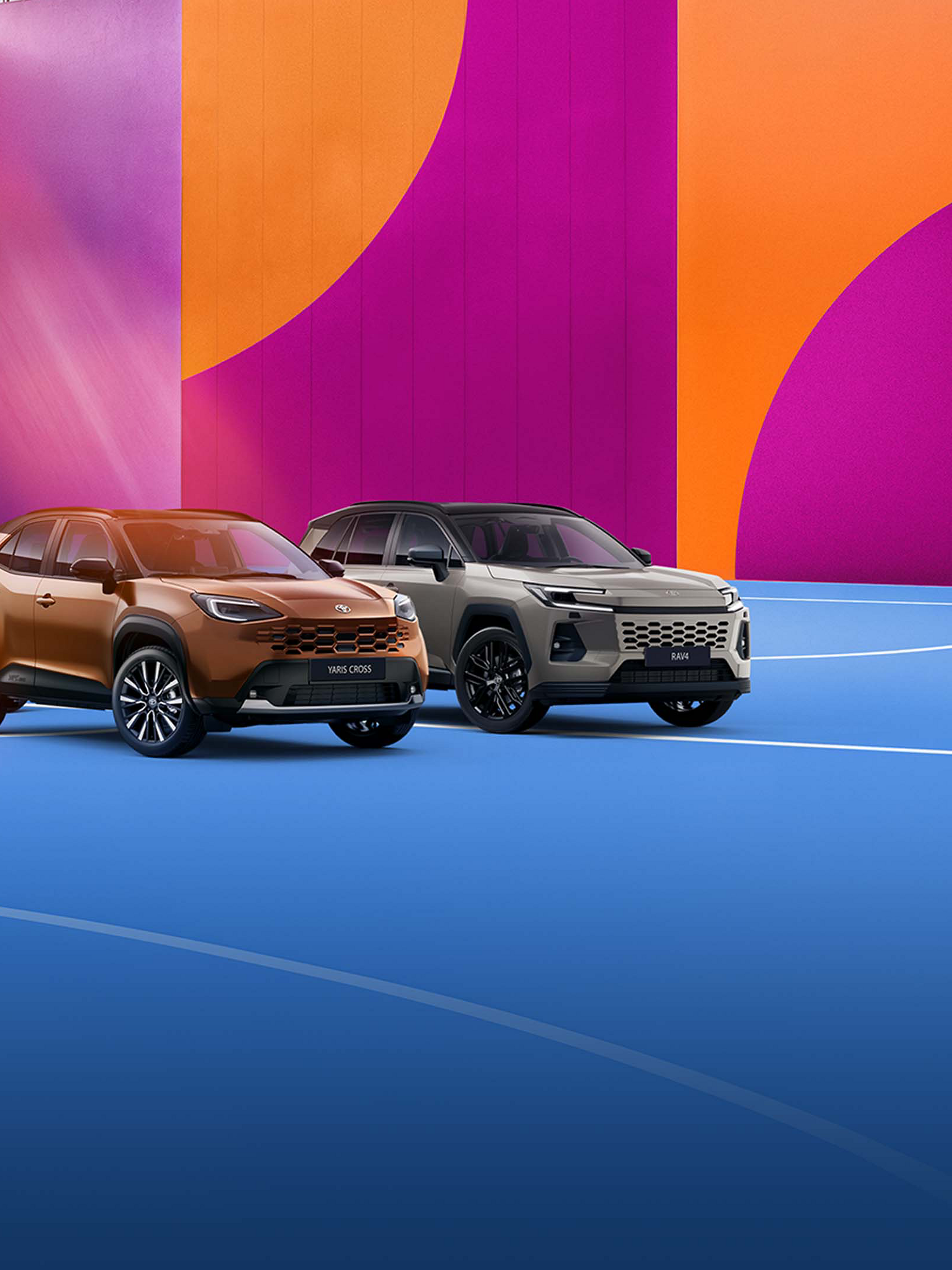 Toyota C-HR, Yaris Cross und RAV4 als SUV-Modelle in einer farbenfrohen Architekturkulisse