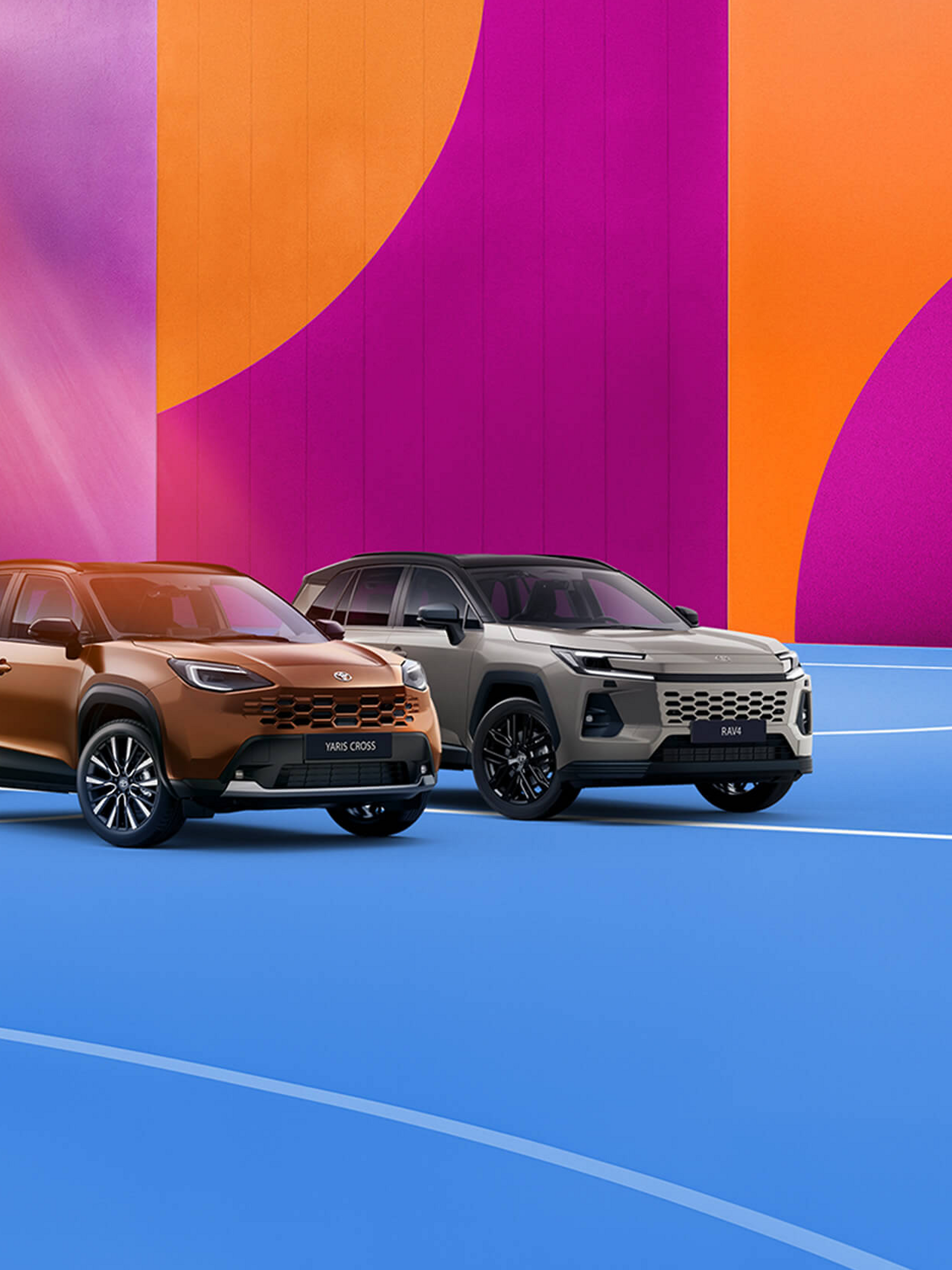 Toyota C-HR, Yaris Cross und RAV4 als SUV-Modelle in einer farbenfrohen Architekturkulisse
