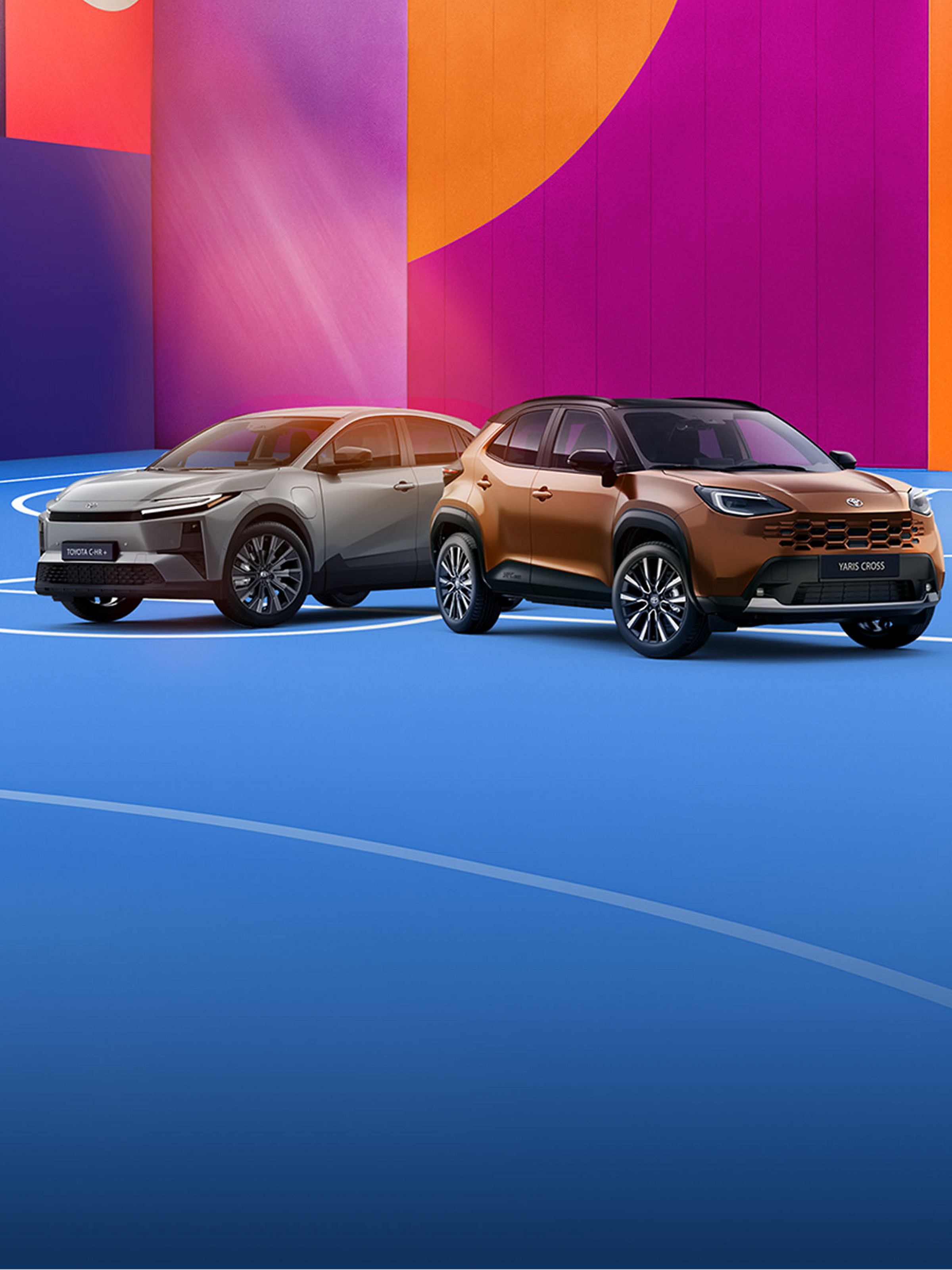 Toyota C-HR und Yaris Cross als SUV-Modelle in einer farbenfrohen Architekturkulisse