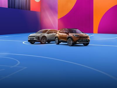 Toyota C-HR, Yaris Cross und RAV4 als SUV-Modelle in einer farbenfrohen Architekturkulisse