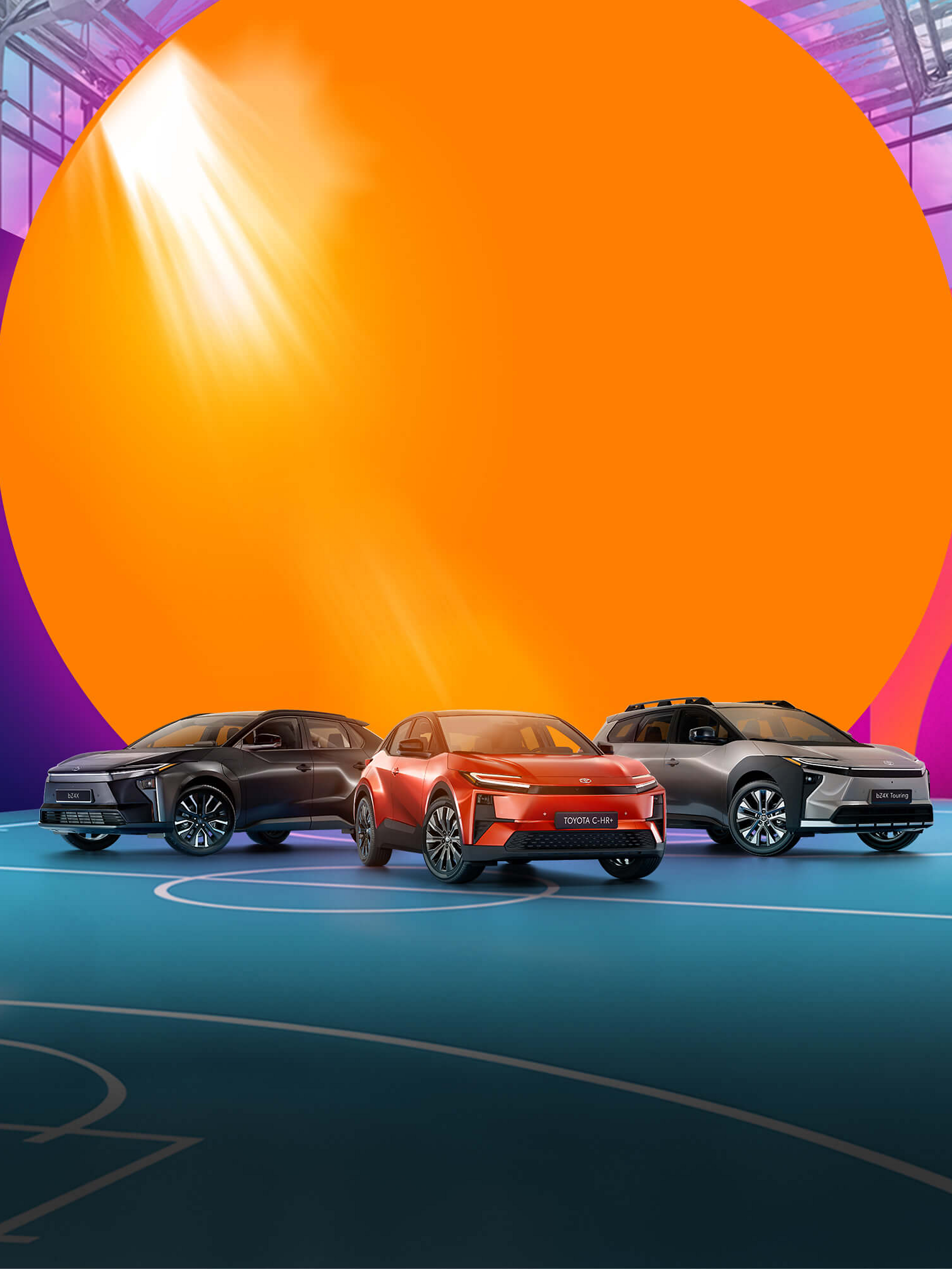 Drei Toyotas stehen nebeneinander auf einer stilisierten Fläche mit Linienmarkierungen; im Hintergrund ein farbenfroher Verlauf in Orange, Lila und Pink.