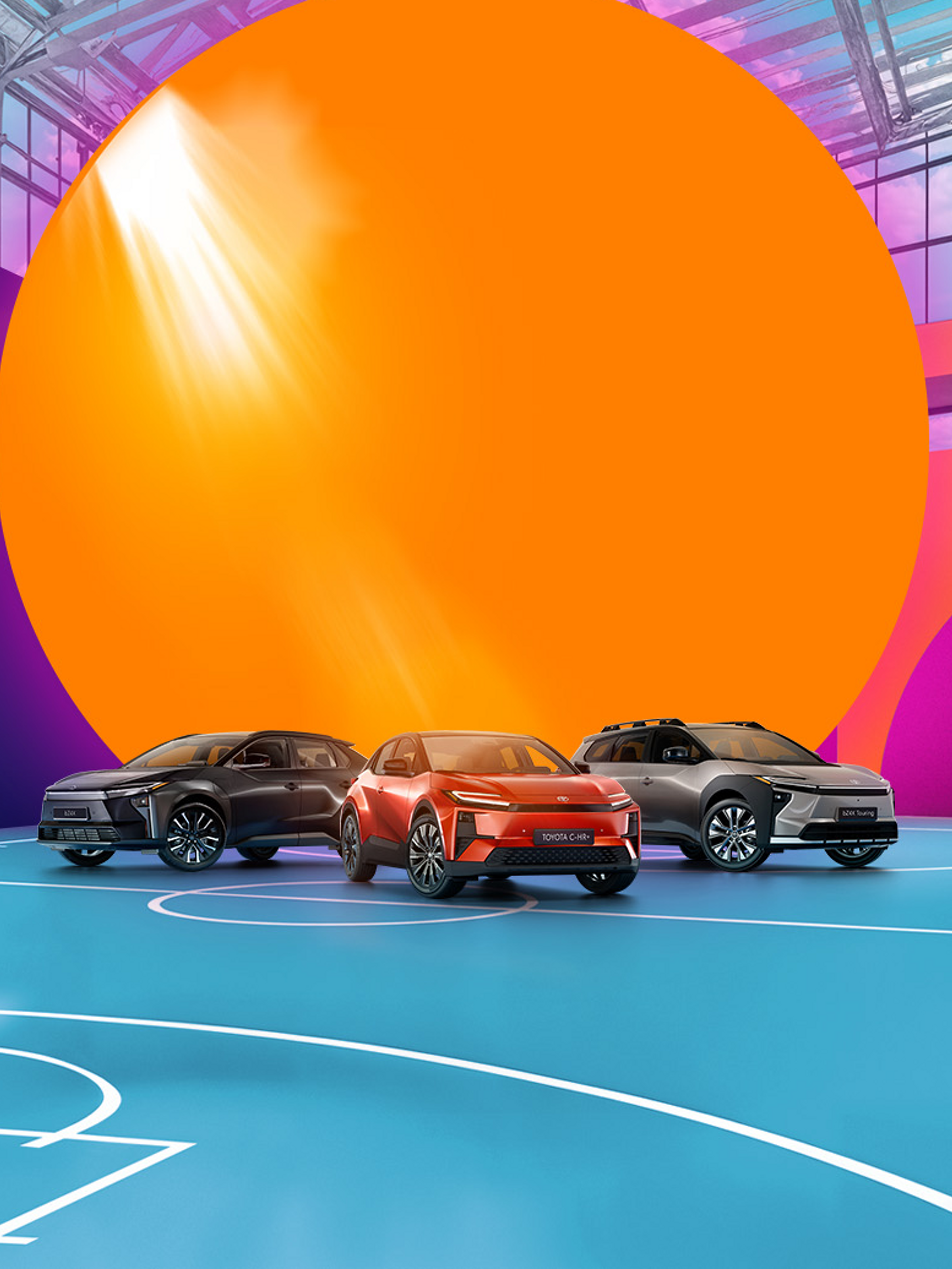 Drei Toyotas stehen nebeneinander auf einer stilisierten Fläche mit Linienmarkierungen; im Hintergrund ein farbenfroher Verlauf in Orange, Lila und Pink.