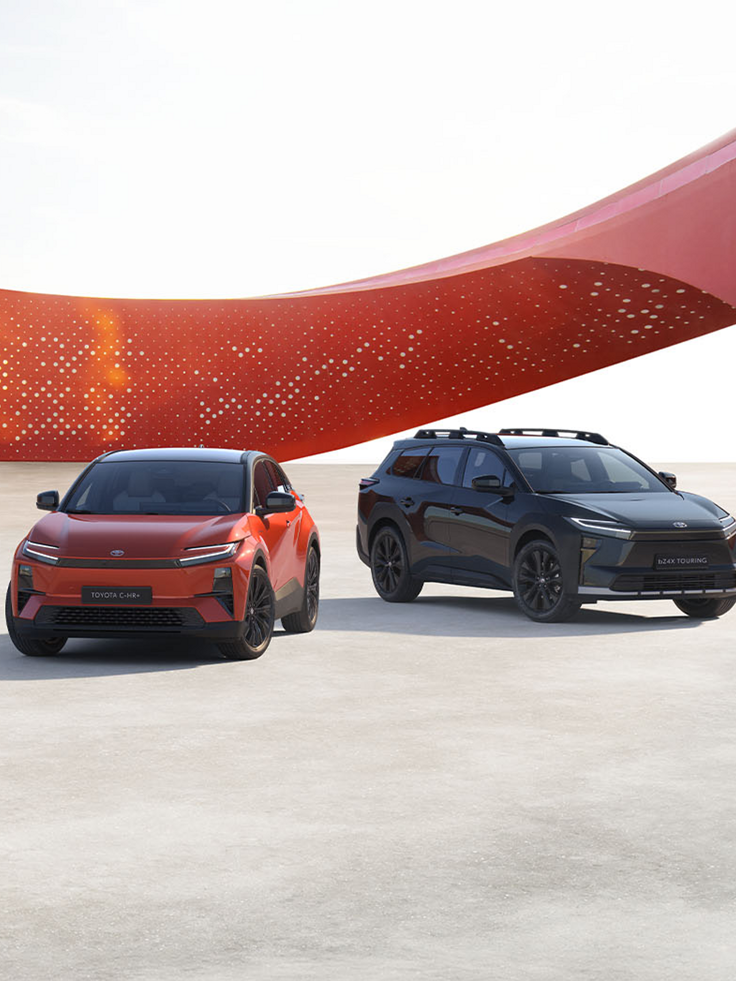 Toyota C-HR+ und Toyota bZ4X in der Frontalansicht. 