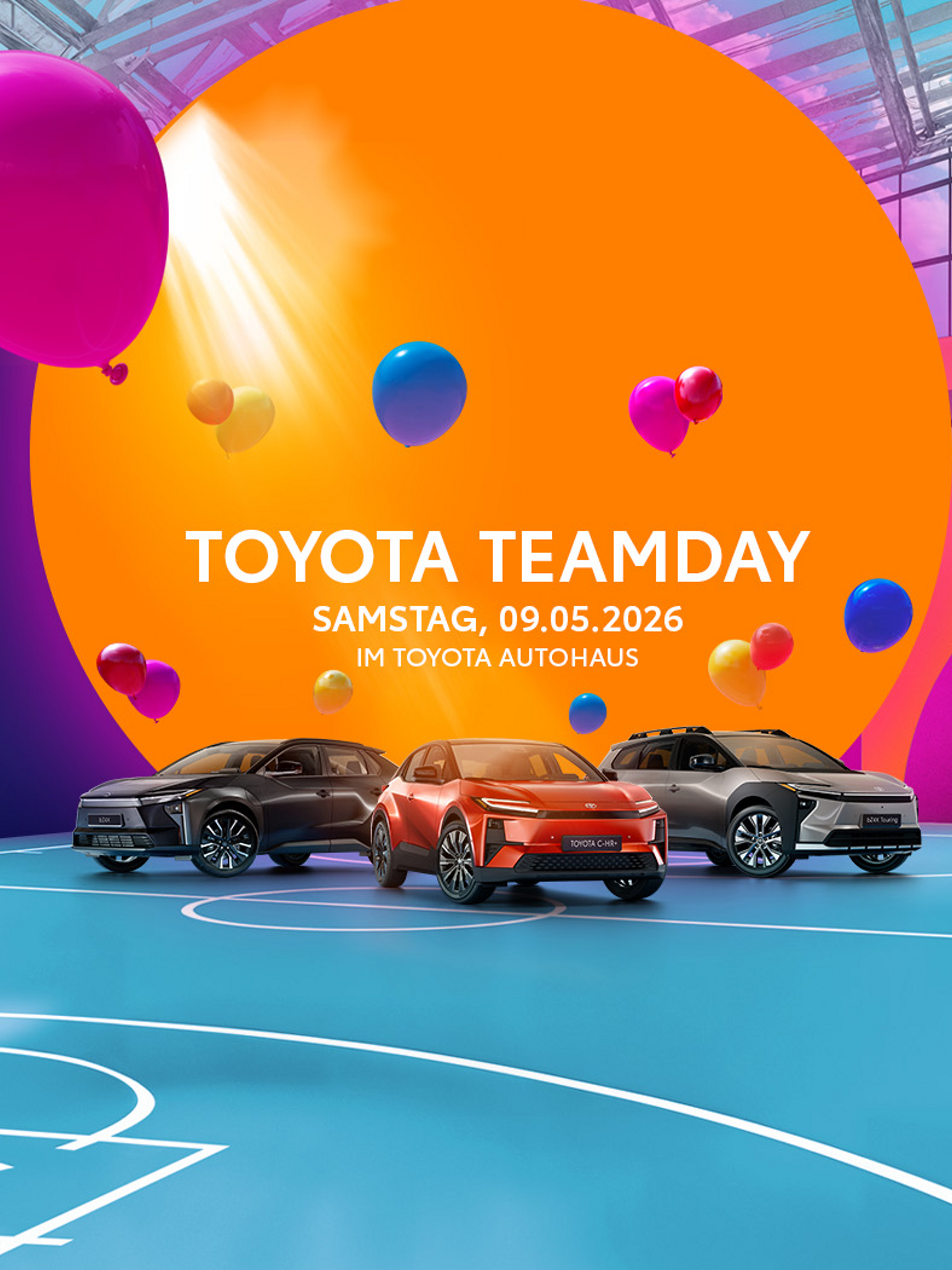 Drei Toyotas auf einem farbenfrohen Indoor-Sportfeld, umgeben von schwebenden Luftballons vor leuchtend orangefarbenem Hintergrund.