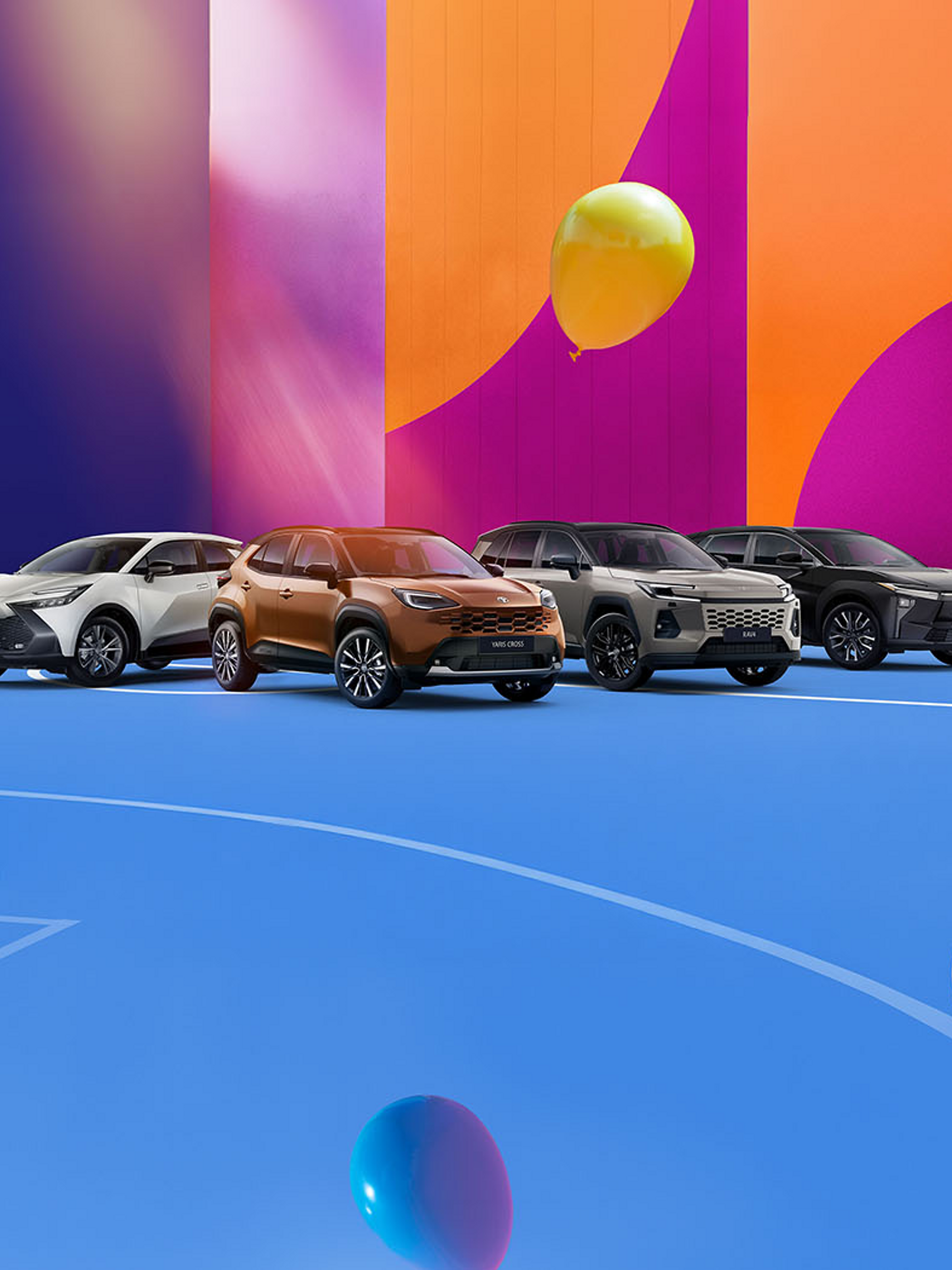 Fünf Toyota Fahrzeuge auf einem farbenfrohen Spielfeld mit Luftballons.