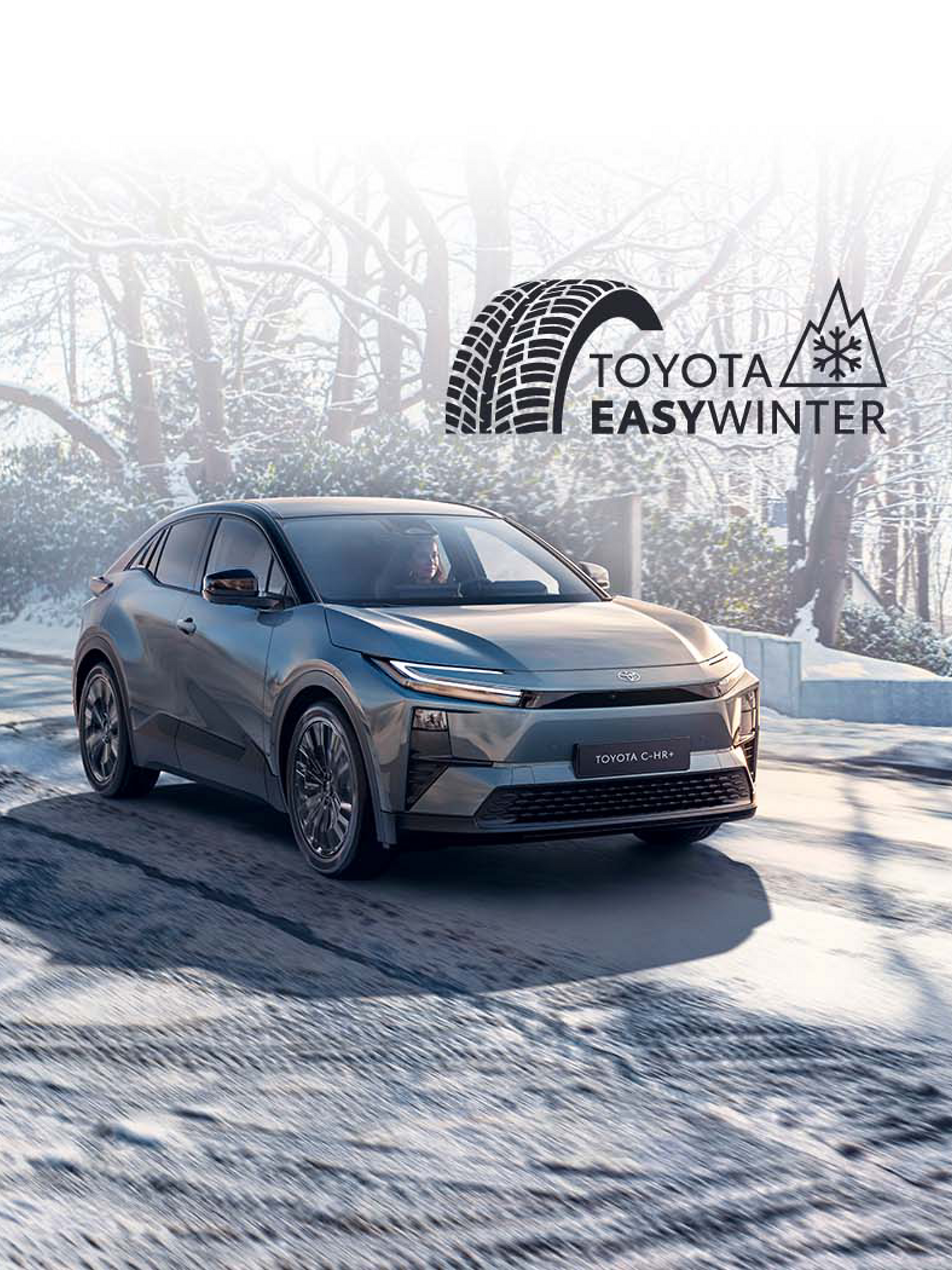 Ein Toyota C-HR fährt auf einer winterlichen Straße mit Hinweis auf Toyota EasyWinter und Winterkompletträder.