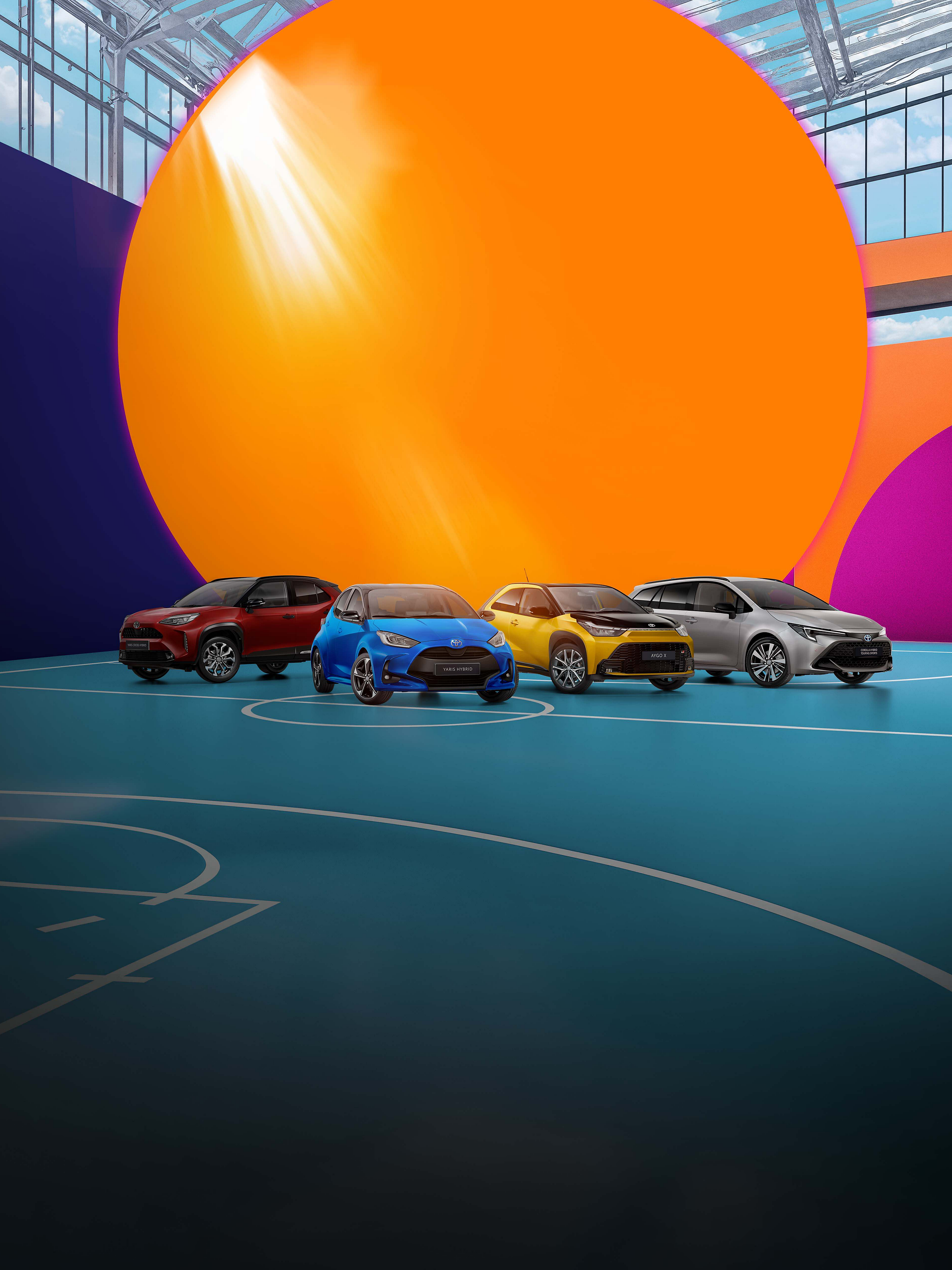 Drei Toyota-Fahrzeuge in Schwarz, Orange und Grau vor einem farbigen, grafischen Hintergrund, nebeneinander auf einer stilisierten Fläche präsentiert.