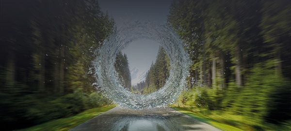 Montaż przedstawiający okrąg wodny nad drogą prowadzącą przez las.