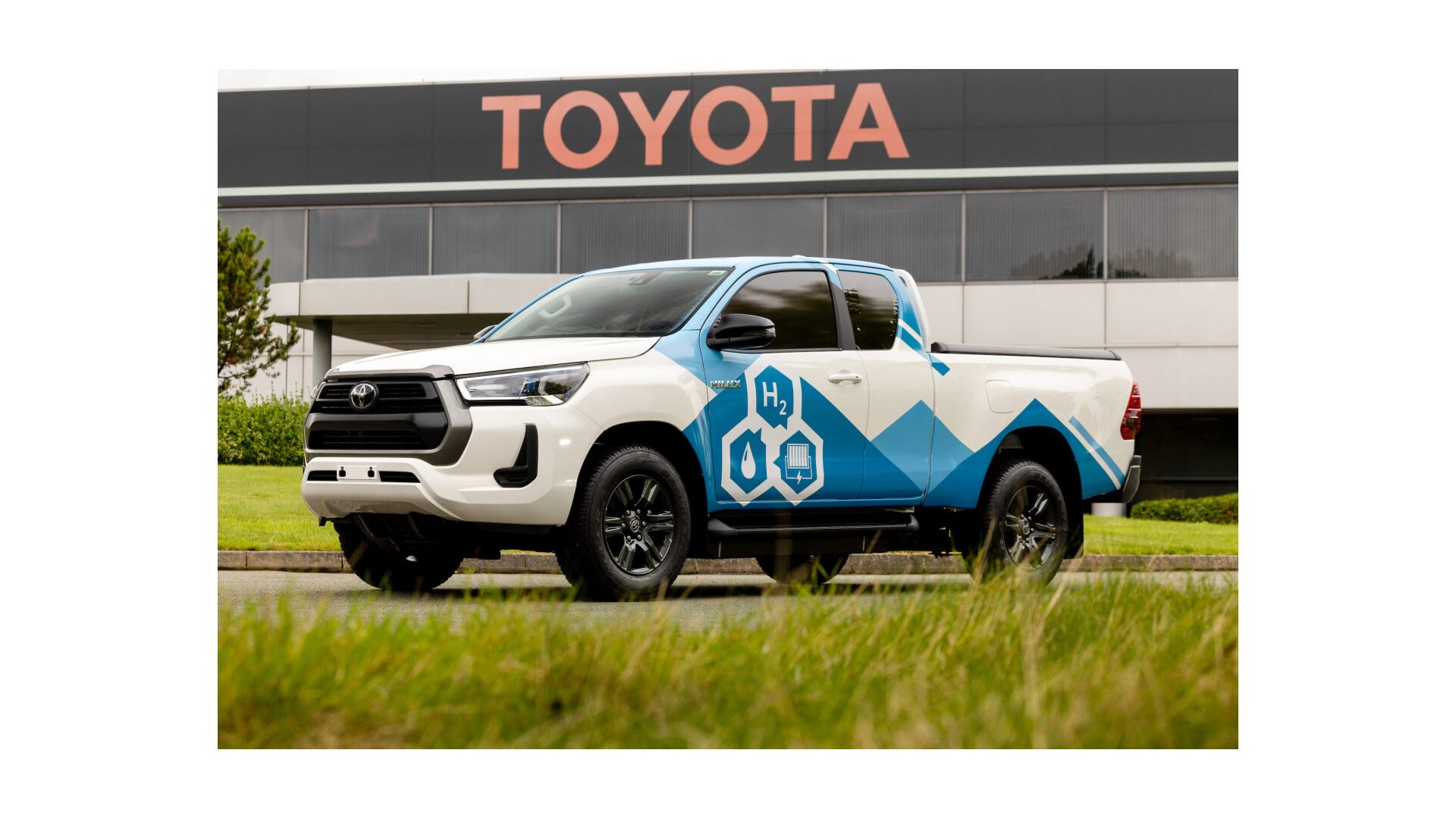 https://scene7.toyota.eu/is/image/toyotaeurope/toyota-hydrogen-hilux-in-front-of-a-toyota-building?fit=hfit%2C1&hei=1080&wid=1920