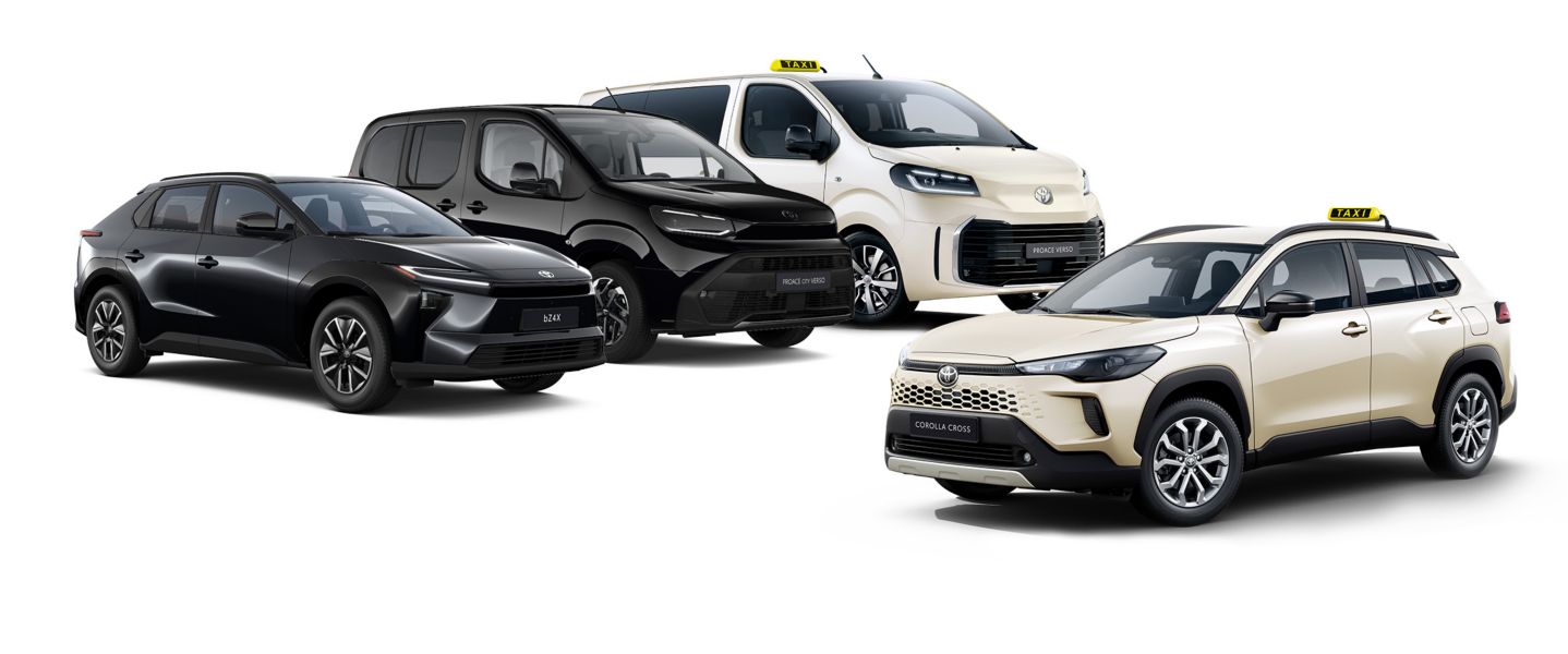Verschiedene Toyota Modell vor neutralem weißen Hintergrund: der Coroall Cross in seitlicher Ansicht als Taximodelle. Dahinter in einer Reihe von links nach rechts angeordnet der Toyota bZ4X und der Toyota Proace City Verso als schwarzes Fahrdienstmodell. Den Abschluss der Reihe bildet der Toyota Proace Verso als Taximodell