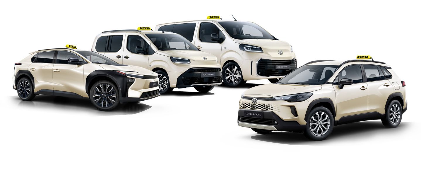 Eine Reihe von vier beigefarbenen Toyota-Taxis, darunter der Toyota Mirai und weitere Hybridmodelle vor einem weißen Hintergrund.