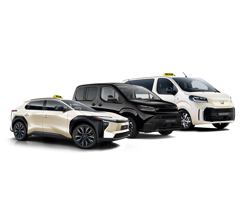 Drei beige Taxi Autos vor weißem Hintergrund mit dem Toyota Mirai im Vordergrund.