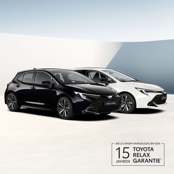 Schwarzer und weißer Toyota Corolla Hybrid vor hellem Studiohintergrund.