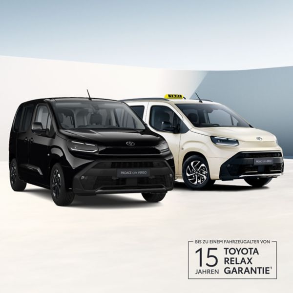 Schwarzer und weißer elektrischer Toyota Proace City Verso, das helle Fahrzeug mit Taxi-Schild auf dem Dach.