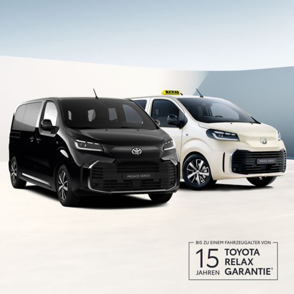 Schwarzer und weißer Toyota Proace City Verso, das helle Fahrzeug mit Taxi-Schild auf dem Dach.