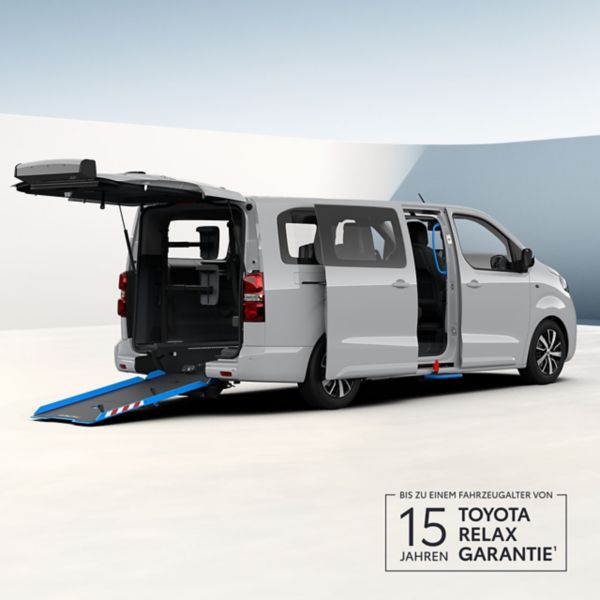 Weißer elektrischer Toyota Proace Verso mit geöffneter Heckklappe und Rollstuhlrampe für barrierefreien Einstieg.