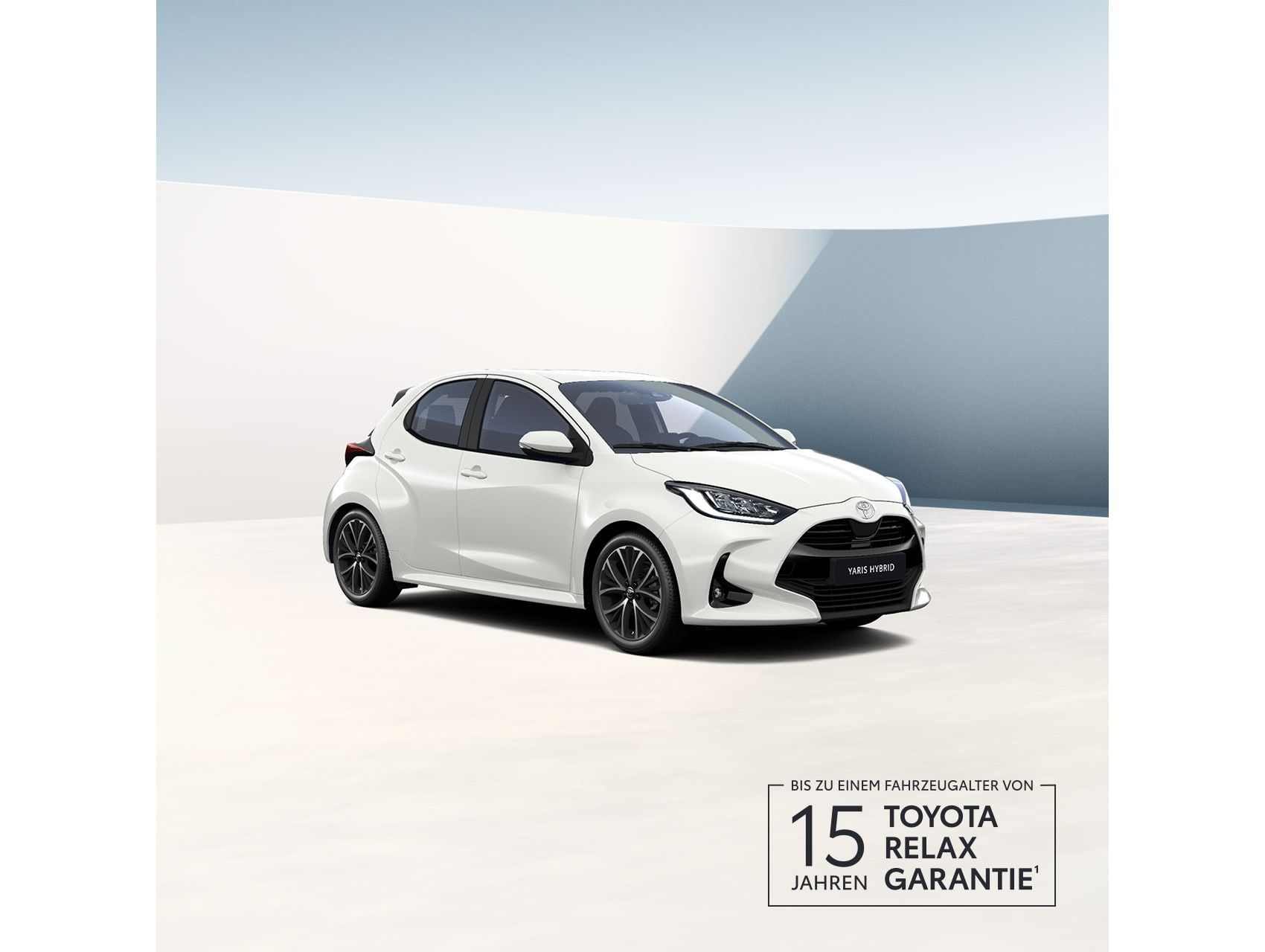 weißer Aygo X steht im 40 Grad nach rechts zur Kamera gedreht vor einem neutralen Hintergrund