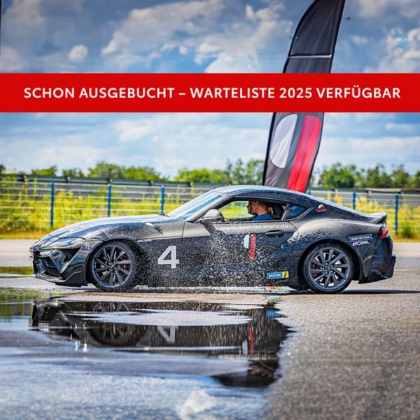 Sportwagen auf einer nassen Fahrbahn mit spritzendem Wasser aus einer Pfütze. Aufschrift: Schon ausgebucht - Warteliste 2025 verfügbar