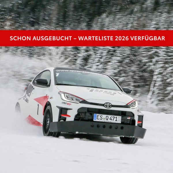 Ein weißer Sportwagen von Toyota driftet auf einem zugeschneiten Weg im Wald. Aufschrift: ausgebucht. Warteliste 2026 verfügbar