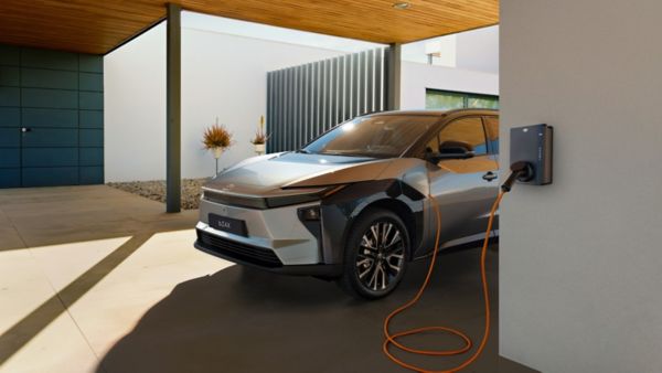 Toyota bZ4X ładowana domową ładowarką Toyota Home Charger