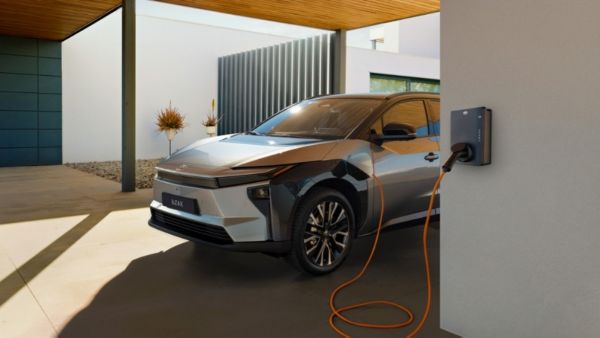 Toyota bZ4X ładowana domową ładowarką Toyota Home Charger