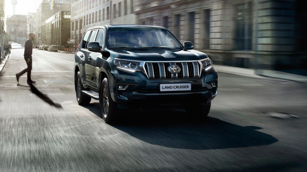 Toyota Land Cruiser Prado 2021 ночью