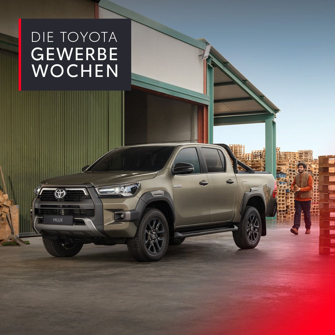 Ein grau-brauner Toyota Hilux steht vor einer Lagerhalle, daneben stehen Holz-Paletten. Text: ab 364 € ohne Anzahlung mtl. leasen⁵ zzgl. Wartung & MwSt.