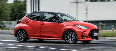 Toyota Yaris jedzie przez miasto.