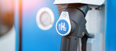 Końcówka dystrybutora wodoru na stacji tankowania.