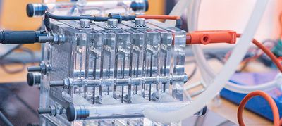 Stos ogniw paliwowych w laboratorium.