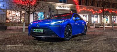 Toyota Mirai stoi zaparkowana przed domem handlowym.