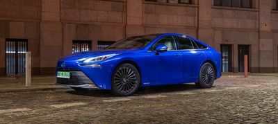 Toyota Mirai stoi zaparkowana pod budynkiem miejskim.