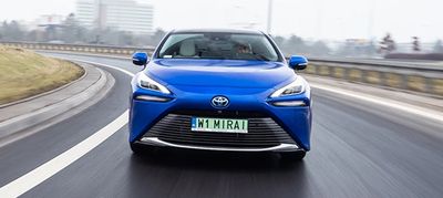 Toyota Mirai na wprost nas przez miasto.