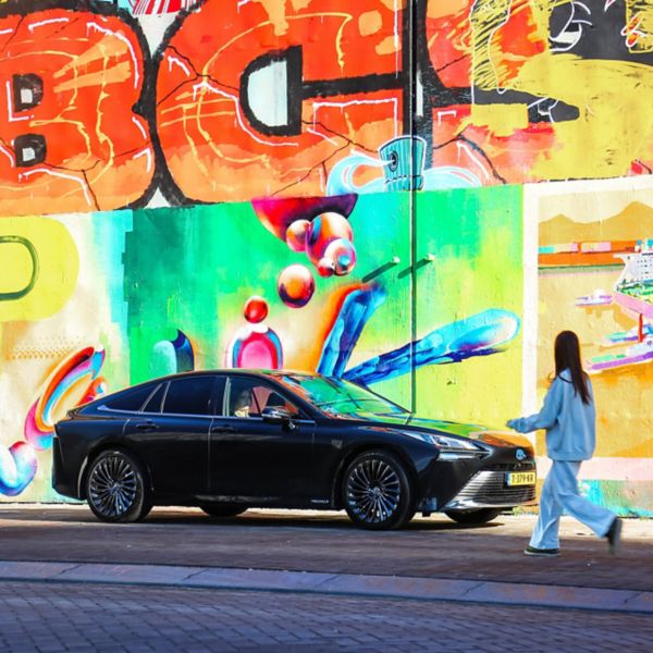 toyota mirai, 2025, exterieur, zijkant, street art