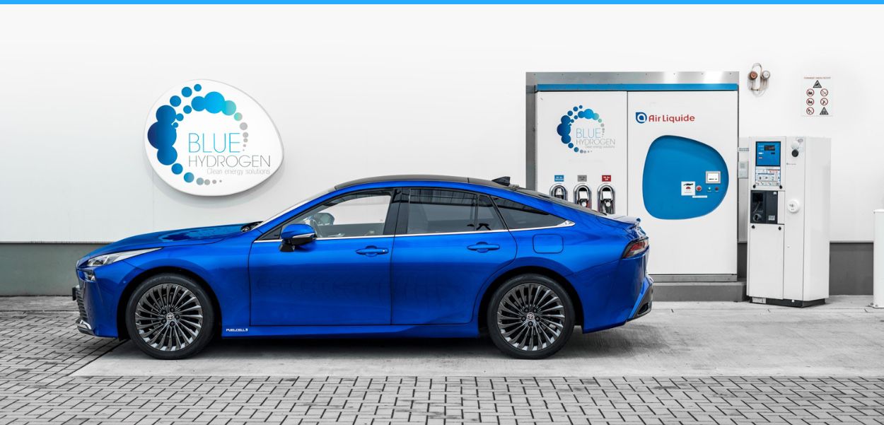 Toyota Mirai stoi na stacji tankowania wodoru.
