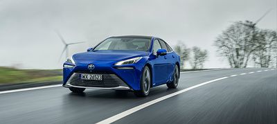 Toyota Mirai jedzie drogą.