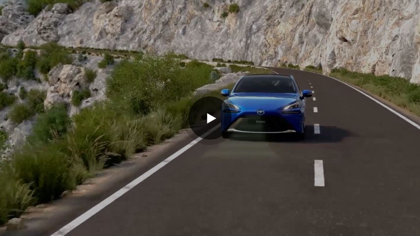 Kadr z filmu: Toyota Mirai jedzie drogą wśród górskiego krajobrazu.