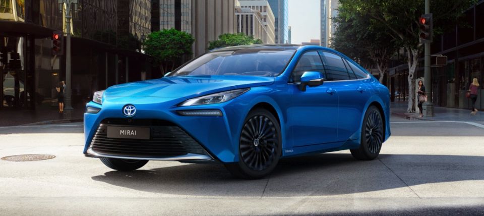Toyota Mirai stoi na placu w mieście.